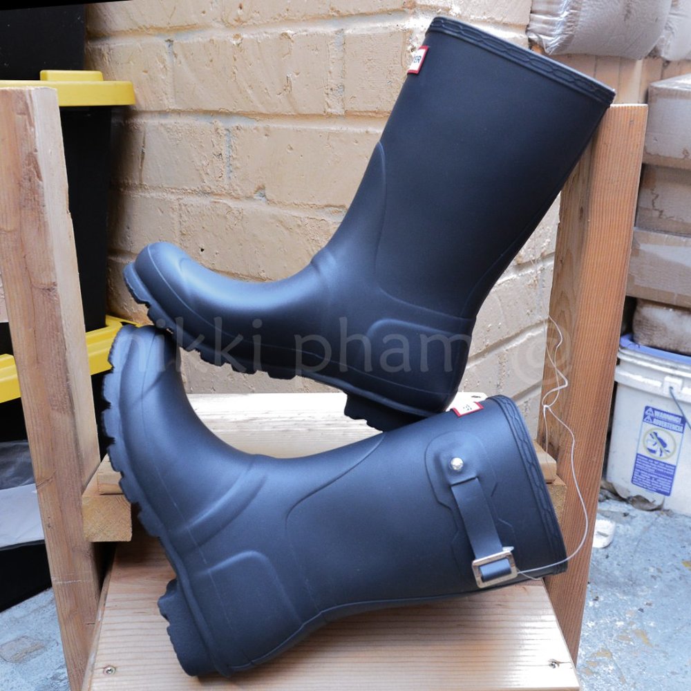 Hunter Women's Original Short Rain Boots in NAVY color . - Picture 9 of 10